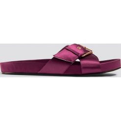 NA-KD Shoes Satynowe klapki z klamrami - Purple. Fioletowe klapki damskie NA-KD Shoes, w paski, z satyny. Za 121.95 zł.