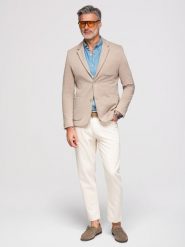 Elegancka dopasowana męska marynarka ze strukturalnej dzianiny – beżowa V2 - Rozmiar: S. Brązowe marynarki męskie Ombre Clothing, z aplikacjami, z bawełny, eleganckie. W wyprzedaży za 419.99 zł.