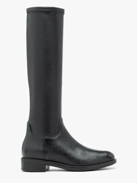 Czarne elastyczne kozaki z wąską cholewką. Czarne kozaki damskie Ryłko, ze skóry, bez obcasa, na płaskiej podeszwie. Za 499.99 zł.