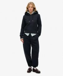 Superdry Spodnie dresowe Essential Logo — Dopasowanie zwężane. Niebieskie spodnie dresowe damskie Superdry., bez wzorów, z bawełny. Za 250.50 zł.