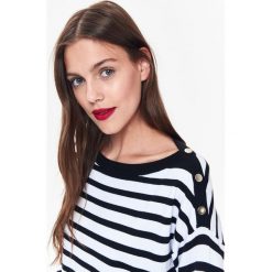 SWETER DAMSKI W PASKI Z DEKOLTEM W ŁÓDKĘ. Białe swetry damskie marki TOP SECRET, na jesień, bez wzorów, z dzianiny, bez kołnierzyka, bez ramiączek. W wyprzedaży za 59.99 zł.