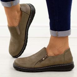 Khaki półbuty damskie Potocki 90352. Brązowe półbuty damskie POTOCKI, na jesień, bez wzorów, z gumy, biznesowe, z okrągłym noskiem, bez obcasa, na płaskiej podeszwie, bez zapięcia. Za 139.00 zł.
