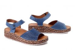 MANITU 910330-05 blau, sandały damskie. Niebieskie sandały damskie Manitu, bez wzorów, ze skóry, bez obcasa, na koturnie, bez zapięcia. Za 269.90 zł.