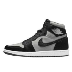 Buty do chodzenia dla dorosłych Air Jordan 1 Retro High OG Twist 2.0. Szare obuwie sportowe damskie Jordan, bez wzorów, trekkingowe. W wyprzedaży za 598.90 zł.