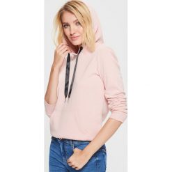 Gładka bluza kangurka - Różowy. Czerwone bluzy damskie Cropp. Za 59.99 zł.