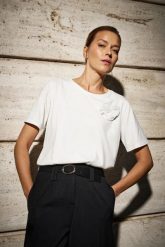 T-shirt w kwiatem biały. Białe t-shirty damskie MOODO, l, bez wzorów, z bawełny, bez kołnierzyka. Za 79.99 zł.