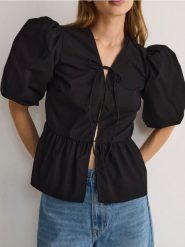Bawełniana bluzka z bufkami - czarny. Czarne bluzki damskie Reserved, l, bez wzorów, z bawełny, bez kołnierzyka, bez ramiączek. W wyprzedaży za 79.99 zł.