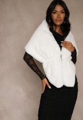 Białe Ponczo z Ozdobnym Futerkiem Cralinne. Białe swetry damskie Renee, bez wzorów, bez kołnierzyka, bez ramiączek, bez kaptura. Za 99.99 zł.