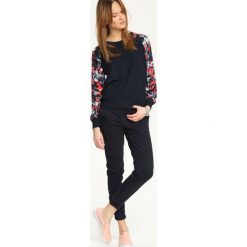 SWETER DŁUGI RĘKAW DAMSKI. Niebieskie swetry damskie TOP SECRET, bez wzorów, z materiału, biznesowe, bez kołnierzyka, bez ramiączek, długie, bez kaptura. W wyprzedaży za 69.99 zł.