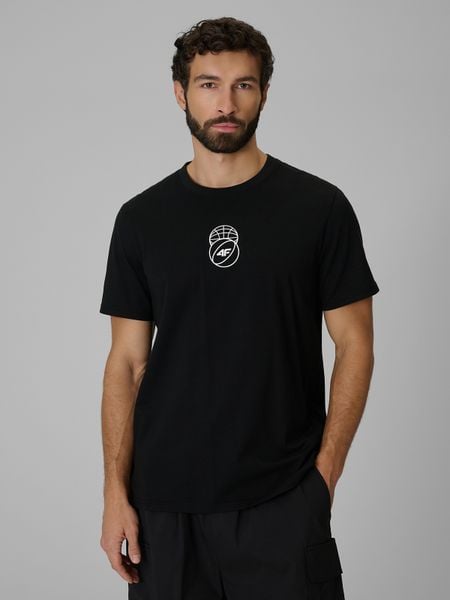 4F T-shirt regular z nadrukiem męski - czarny L. Czarne t-shirty męskie 4f, l, bez wzorów, z bawełny, klasyczne, bez kołnierzyka. Za 59.99 zł.