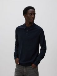 Sweter polo z wiskozą - czarny. Czarne swetry przez głowę męskie Reserved, l, bez wzorów, z dzianiny, bez kołnierzyka. W wyprzedaży za 55.99 zł.