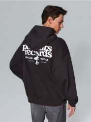 Dresowa bluza hoodie z nadrukiem na plecach Snoopy - szary. Szare bluzy męskie Sinsay, l, bez wzorów, z dresówki, bez kaptura. Za 79.99 zł.