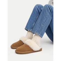 Kapcie Badura. Brązowe kapcie damskie Badura, bez wzorów. Za 159.99 zł.