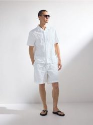 Szorty loose fit - biały. Białe szorty męskie Reserved, l, bez wzorów, z bawełny. Za 119.99 zł.