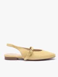 Jasnożółte czółenka slingback bez pięty ze skóry welurowej. Żółte czółenka damskie Ryłko, bez wzorów, ze skóry, z okrągłym noskiem, bez obcasa, na płaskiej podeszwie, bez zapięcia. Za 349.99 zł.