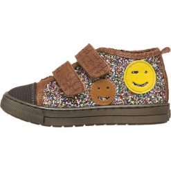Skórzane sneakersy w kolorze jasnobrązowym ze wzorem. Brązowe trampki i tenisówki dziewczęce Billowy, z aplikacjami, bez zapięcia. W wyprzedaży za 152.95 zł.