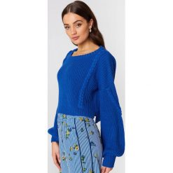 NA-KD Krótki sweter ze ściegiem warkoczowym - Blue. Swetry damskie marki NA-KD. W wyprzedaży za 70.97 zł.