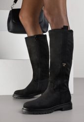 Czarne Eleganckie Kozaki Oficerki z Imitacji Zamszu Zdobione Aplikacją Salissana. Czarne kozaki damskie Born2be, z jeansu, bez obcasa, na płaskiej podeszwie. Za 159.99 zł.