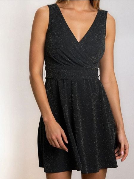 Sukienka z połyskiem - czarny. Czarne sukienki damskie Sinsay, l, bez wzorów, bez kołnierzyka, bez ramiączek. Za 49.99 zł.