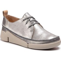 Półbuty CLARKS - Tri Clara 261388984 Silver Metallic. Szare półbuty damskie Clarks, bez wzorów, ze skóry, bez obcasa, na płaskiej podeszwie, bez zapięcia. W wyprzedaży za 239.00 zł.