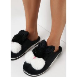 Czarne Kapcie Chlorythia. Czarne kapcie damskie Born2be, z aplikacjami, z weluru. Za 29.99 zł.