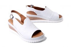 ARTIKER RELAKS 56C0918 biały, sandały damskie. Białe sandały damskie Artiker Relaks, bez wzorów, bez obcasa, na koturnie, bez zapięcia. Za 207.92 zł.