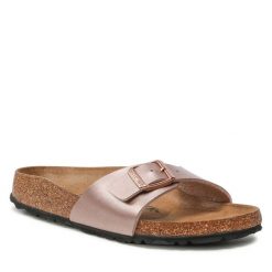 Klapki Birkenstock. Czerwone klapki damskie Birkenstock, bez wzorów, bez obcasa. Za 259.99 zł.