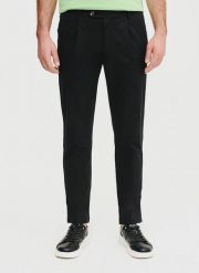 PAKO LORENTE - Czarne spodnie z zaszewkami. Czarne spodnie materiałowe męskie Pako Lorente, l, bez wzorów, z bawełny, casualowe. Za 299.99 zł.