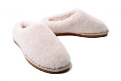 EMU AUSTRALIA JoyTeddy W12583 natural, klapki damskie. Brązowe kapcie damskie Emu Australia, bez wzorów, ze skóry. Za 399.90 zł.