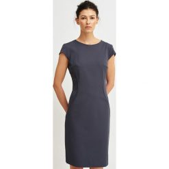 Simple - Sukienka. Czarne sukienki damskie marki Simple, eleganckie. W wyprzedaży za 399.90 zł.
