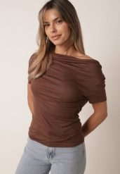 Brązowa Bluzka z Wiskozy na Krótki Rękaw z Koronką i Dekoltem Typu Woda na Plecach Hermastis. Brązowe bluzki damskie Born2be, m, z aplikacjami, z jeansu, eleganckie, bez kołnierzyka, bez ramiączek. Za 59.99 zł.