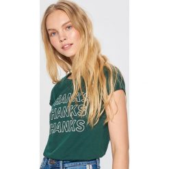 Koszulka z napisem - Turkusowy. Niebieskie t-shirty damskie Cropp, z napisami. Za 19.99 zł.
