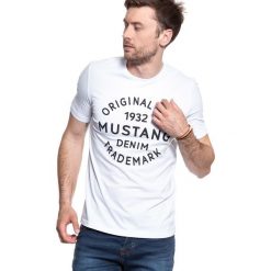 MUSTANG T SHIRT Logo T-Shirt general White 1007561 2045. Białe t-shirty męskie Mustang, m, bez wzorów, bez kołnierzyka. Za 59.99 zł.