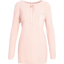 Różowy Sweter Does It Feel. Czerwone swetry damskie Born2be, l, bez wzorów, bez kołnierzyka, bez ramiączek, bez kaptura. Za 24.99 zł.