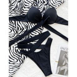 Bikini z ozdobnymi paskami na plażę i basen Shireen. Zielone bikini damskie Intica, na lato, l, bez wzorów. Za 159.00 zł.