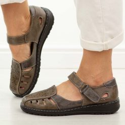 Brązowe zakryte sandały damskie Unisoft 9955. Brązowe sandały damskie Jezzi, bez wzorów, ze skóry, bez obcasa, na płaskiej podeszwie, bez zapięcia. Za 149.00 zł.