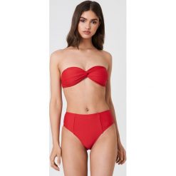 NA-KD Swimwear Góra bikini bandeau z detalem - Red. Bikini damskie marki NA-KD Swimwear. W wyprzedaży za 21.88 zł.