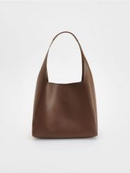 Torebka hobo - brązowy. Brązowe torebki do ręki damskie Reserved, bez wzorów, ze skóry, bez dodatków. W wyprzedaży za 69.99 zł.