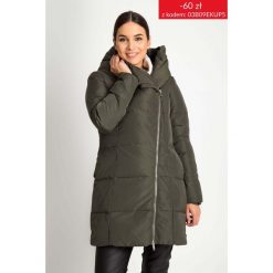 Długa kurtka khaki z asymetrycznym zamkiem QUIOSQUE. Kurtki damskie marki QUIOSQUE. W wyprzedaży za 279.99 zł.