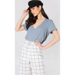 NA-KD Basic T-shirt z dekoltem V - Grey,Blue. T-shirty damskie marki NA-KD Basic. Za 52.95 zł.