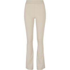 Legging flare wysoka talia recyklingowane duże rozmiary kobiet Urban Classics. Brązowe legginsy damskie Urban Classics, bez wzorów, z materiału. Za 214.00 zł.