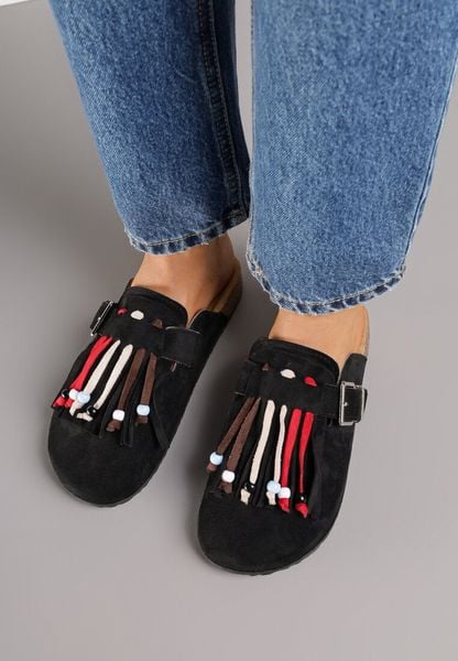 Czarne Klapki Mule w Stylu Boho z Ozdobnymi Frędzlami Varre. Czarne klapki damskie Born2be, bez wzorów, z jeansu, boho, bez obcasa, na płaskiej podeszwie. Za 89.99 zł.
