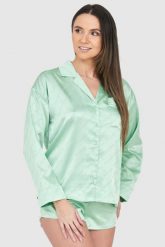 JUICY COUTURE Zielona satynowa koszula piżamowa w logo. Zielone koszule nocne damskie Juicy Couture, s, bez wzorów, z satyny. W wyprzedaży za 199.99 zł.