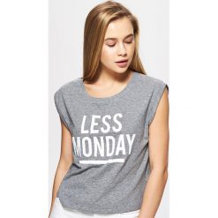 Koszulka z napisem - Jasny szary. Szare t-shirty damskie Cropp, z napisami. Za 19.99 zł.
