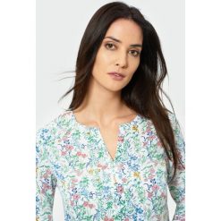 Bluzka z nadrukiem w kwiaty. Bluzki damskie marki Greenpoint. Za 39.99 zł.