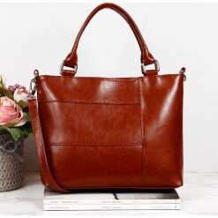 Torebka skórzana damska kuferek DAN-A T226 camel. Brązowe torebki do ręki damskie DAN-A, bez wzorów, ze skóry, bez dodatków. Za 329.99 zł.