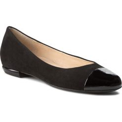 Baleriny HÖGL - 0-121002 Black 0100. Czarne baleriny damskie HÖGL, bez wzorów, z lakierowanej skóry, klasyczne, bez obcasa, na płaskiej podeszwie, bez zapięcia. W wyprzedaży za 249.00 zł.