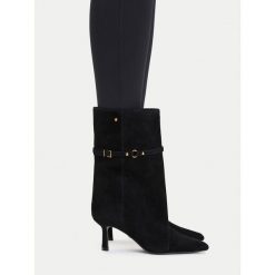 Botki GINO ROSSI. Czarne botki damskie Gino Rossi, bez obcasa, na szpilce, bez zapięcia. Za 399.99 zł.