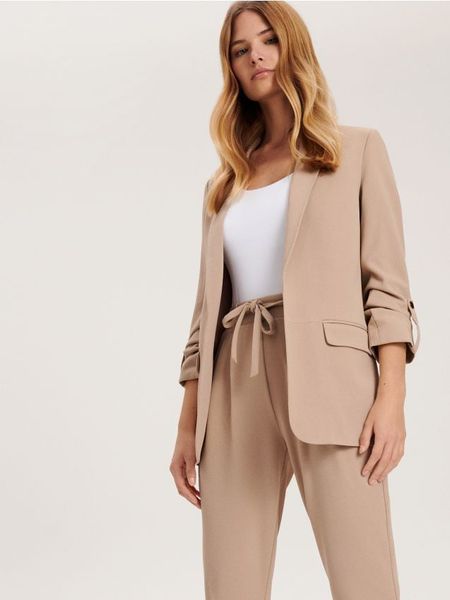 Gładka marynarka - beżowy. Brązowe żakiety damskie Reserved, l, bez wzorów, z dzianiny. W wyprzedaży za 99.99 zł.