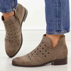 Beżowe zamszowe ażurowe botki damskie Vinceza 58626. Brązowe botki damskie VINCEZA, na jesień, ze skóry, eleganckie, z okrągłym noskiem, bez obcasa, na obcasie, bez zapięcia. Za 209.00 zł.